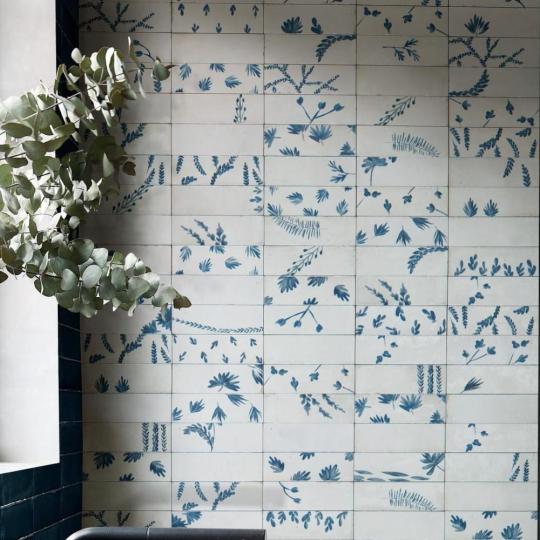 mediteransky vintage modra kuchynska dlazdice rucne malovana kvetinovy country kuchynsky efekt rustikalny klasicky metrodlazdice dekor vzor marazzi rice obklad dlazdice kupelna spalna obyvacia.jpg